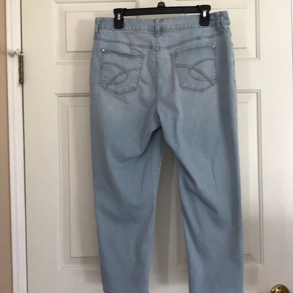 💰SOLD💰 Chico’s Platinum Crop Jeans - Picture 2 of 3